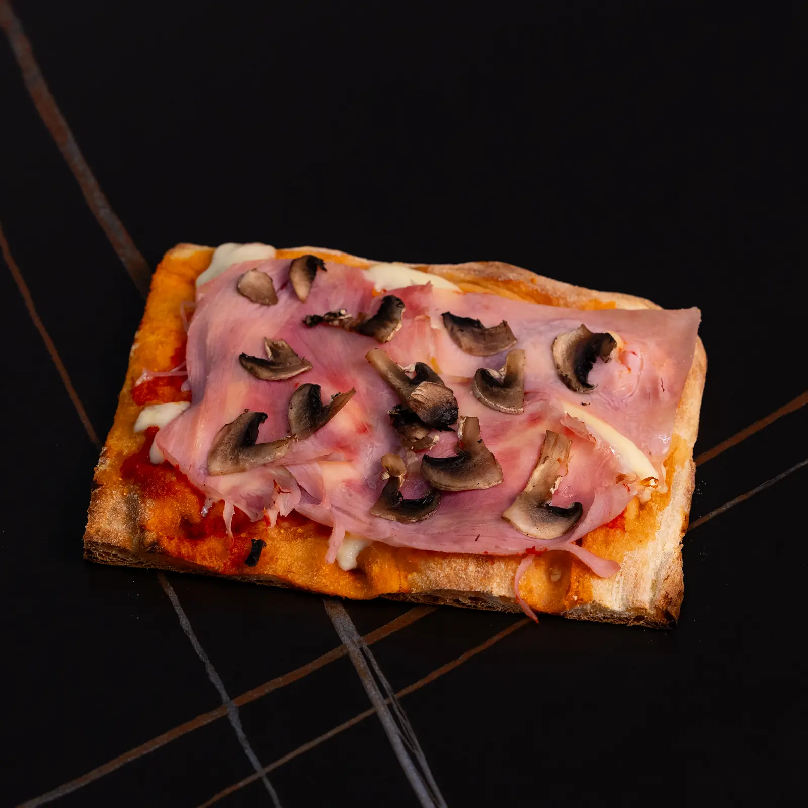 Pizza z wędliną i czarnymi oliwkami - Fratelli Polacchi