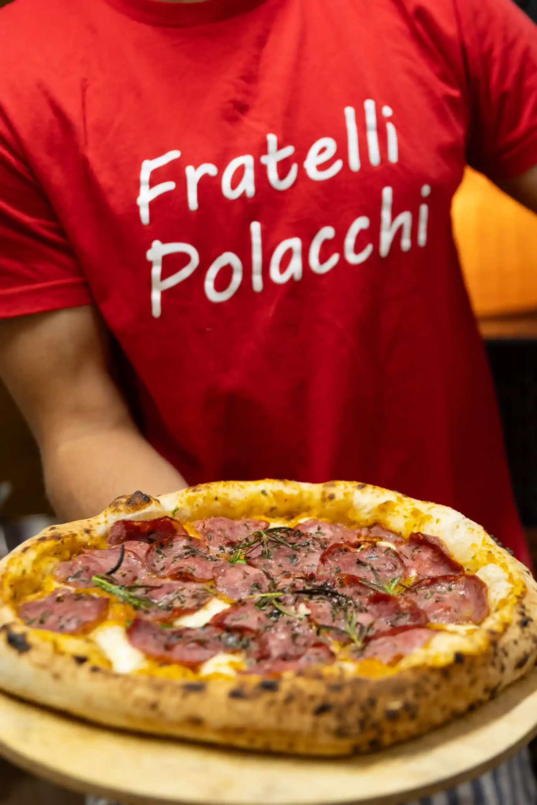 Pizza neapolitańska z salami - Fratelli Polacchi Garwolin Pizza neapolitańska z salami podawana w pizzerii Fratelli Polacchi w Garwolinie