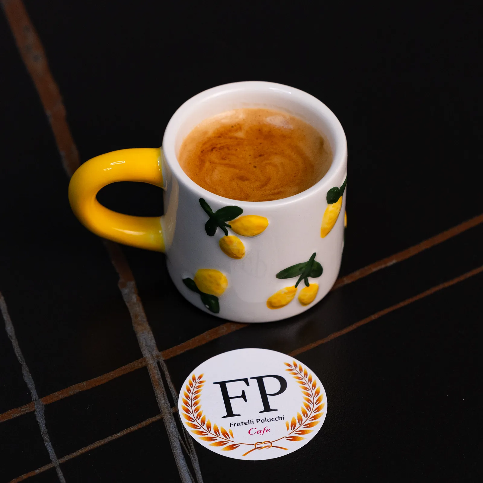 Espresso w filiżance z logo Fratelli Polacchi