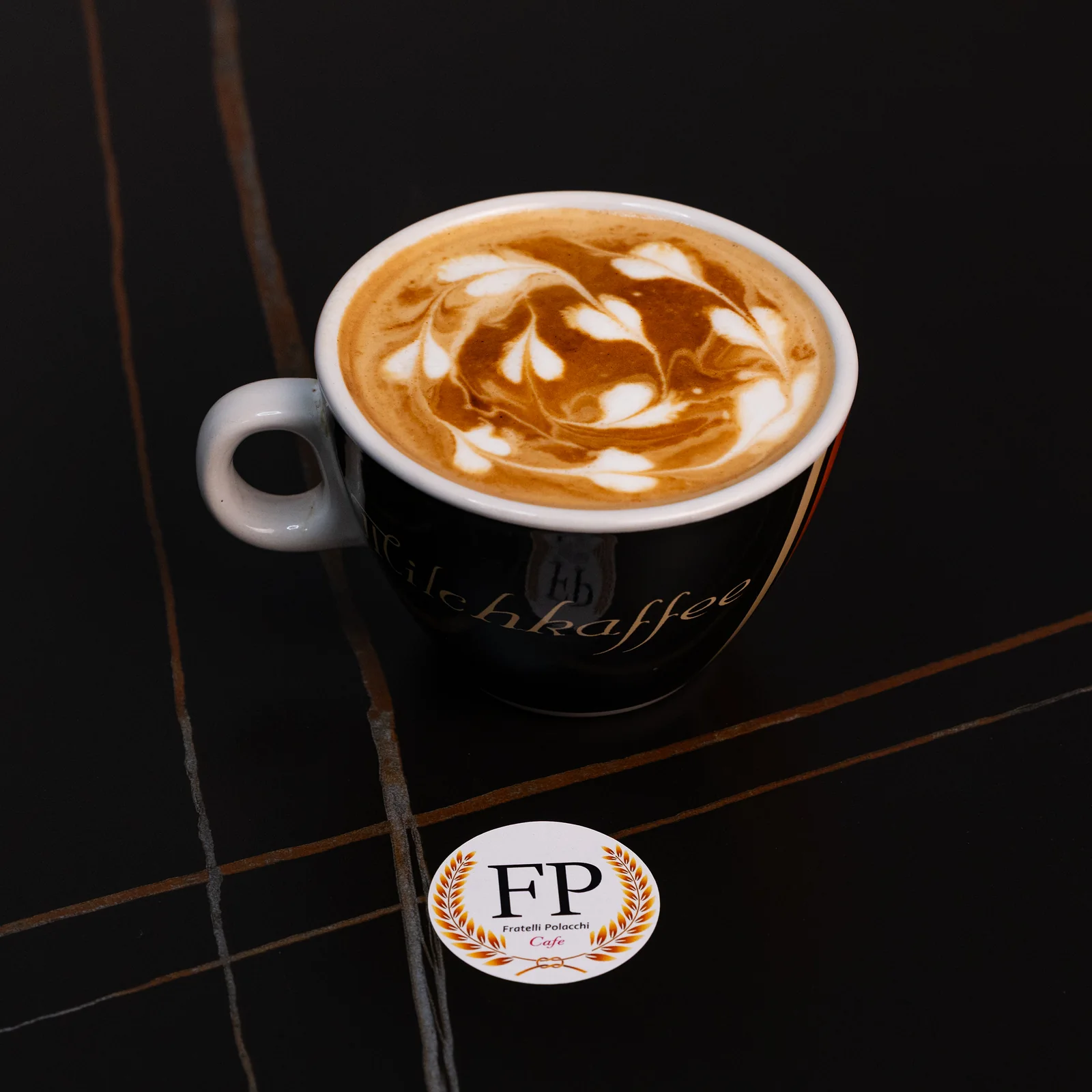 Latte art z logo Fratelli Polacchi